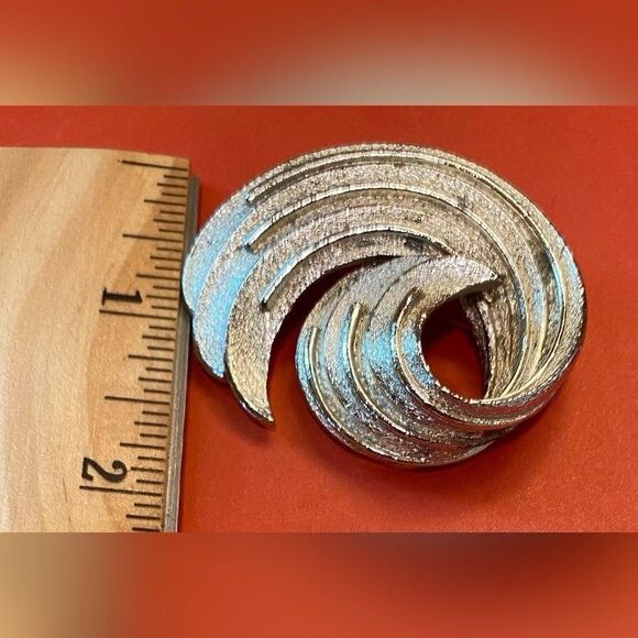 Vintage Women’s Brooch Pin Swirl Wave Silver Tone 1.5 X 2” - Picture 4 of 5